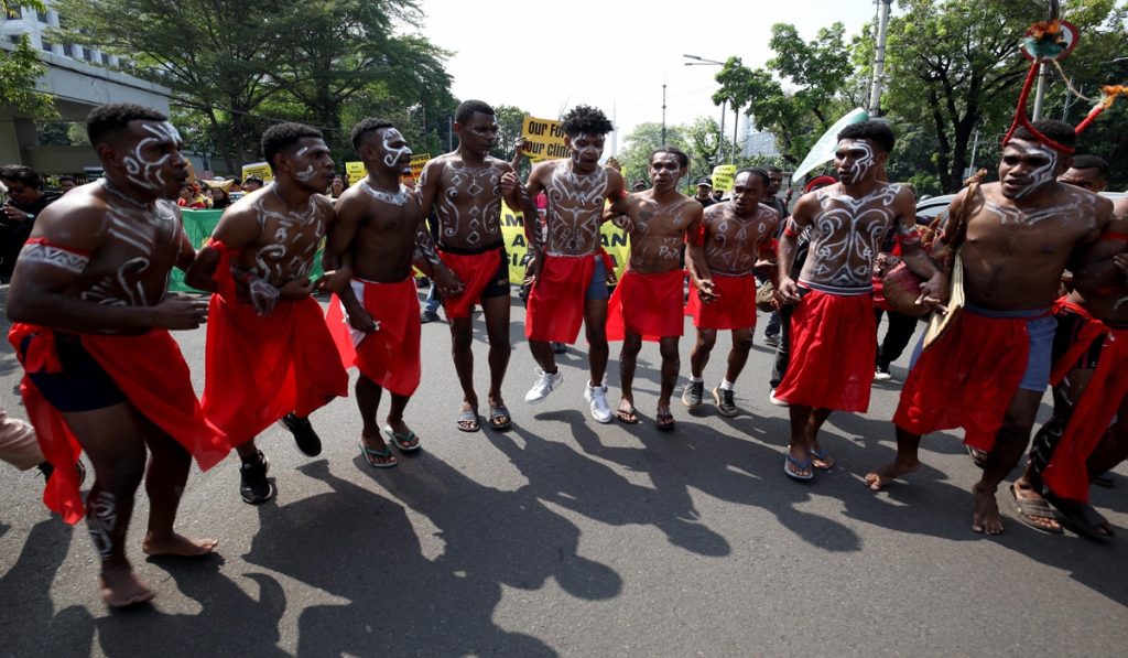 DUKUNG KELESTARIAN TANAH ADAT PAPUA