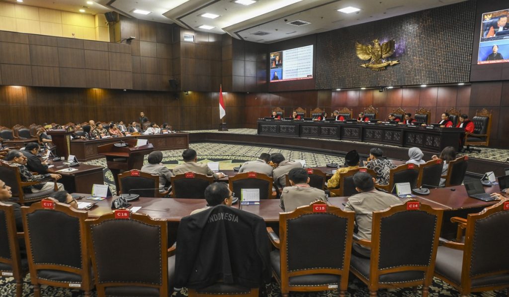 Ketua Mahkamah Konstitusi (MK) Suhartoyo (tengah) didampingi Wakil Ketua MK Saldi Isra (kedua kiri), anggota Majelis Hakim MK Arief Hidayat (kedua kanan), Daniel Yusmic P. Foekh (kanan) dan Enny Nurbaningsih (kiri) membacakan putusan uji materiil UU Polri di Gedung MK, Jakarta, Kamis (13/11/2025).