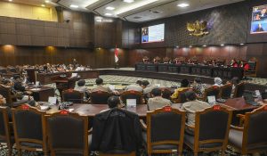 Ketua Mahkamah Konstitusi (MK) Suhartoyo (tengah) didampingi Wakil Ketua MK Saldi Isra (kedua kiri), anggota Majelis Hakim MK Arief Hidayat (kedua kanan), Daniel Yusmic P. Foekh (kanan) dan Enny Nurbaningsih (kiri) membacakan putusan uji materiil UU Polri di Gedung MK, Jakarta, Kamis (13/11/2025).