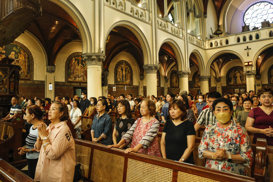 Jemaat mengikuti  Misa Hari Raya Paskah Pontifikal di Gereja Katedral, Jakarta, Minggu (5/4/2026).