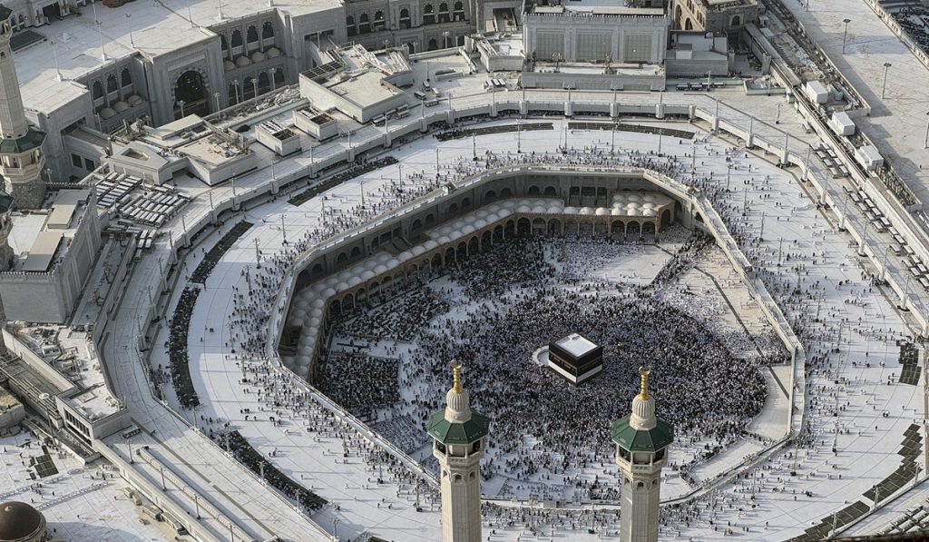 Jamaah calon haji dari berbagai negara melakukan tawaf di Masjidil Haram, Makkah, Arab Saudi, Selasa (12/5/2026)