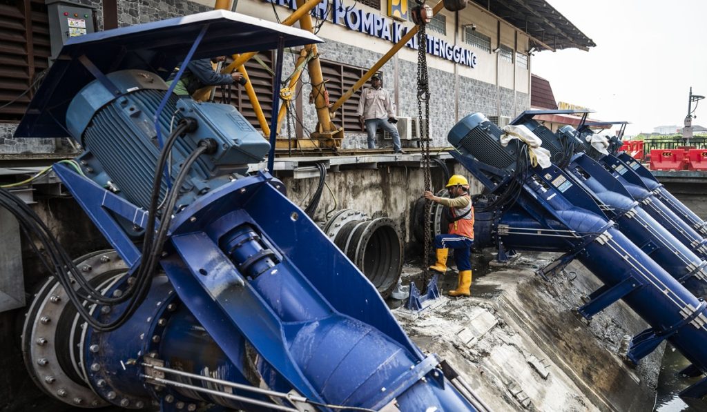 Petugas Balai Besar Wilayah Sungai (BBWS) Pemali Juana Kementerian Pekerjaan Umum memeriksa saluran air mesin pompa di Rumah Pompa Kali Tenggang, Semarang, Jawa Tengah, Selasa (17/3/2026).