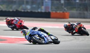 Pembalap BK8 Gresini Racing MotoGP Fermin Aldeguer (tengah) memacu kecepatan sepeda motornya dengan dibayangi pembalap Red Bull KTM Factory Racing Pedro Acosta (kanan) dalam race MotoGP Indonesia 2025 di Sirkuit Internasional Pertamina Mandalika, Lombok Tengah, Nusa Tenggara Barat, Minggu (5/10/2025).