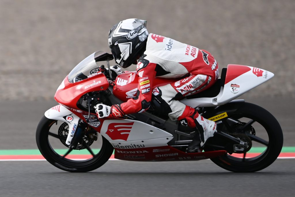 Pembalap Indonesia Veda Ega Pratama memacu kecepatan sepeda motornya saat sesi latihan bebas 2 Idemitsu Asia Talent Cup (IATC) 2022 di sela-sela penyelenggaraan MotoGP seri Pertamina Grand Prix of Indonesia 2022 di Pertamina Mandalika International Street Circuit, Lombok Tengah, NTB, Jumat (18/3/2022).