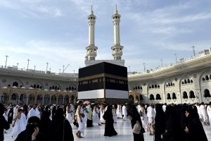 Umat Islam melakukan tawaf di Masjidil Haram, Makkah, Arab Saudi, Kamis (23/4/2026).