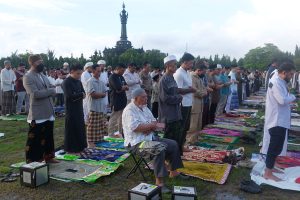 Umat Islam menunaikan Shalat Idul Fitri 1447 Hijriah di Lapangan Puputan Margarana, Denpasar, Bali, Jumat (20/3/2026)