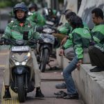 Sejumlah pengemudi ojek online menunggu orderan di kawasan Palmerah, Jakarta, Senin (10/2/2025).