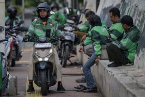 Sejumlah pengemudi ojek online menunggu orderan di kawasan Palmerah, Jakarta, Senin (10/2/2025).