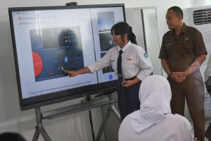 Guru dan siswa melaksanakan kegiatan belajar mengajar dengan menggunakan papan interaktif digital (PID) di SMP Negeri 4 Bekasi, Jawa Barat, Senin (17/11/2025).