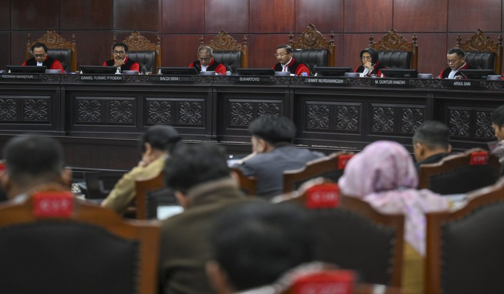 Ketua Mahkamah Konstitusi (MK) Suhartoyo (ketiga kanan) memimpin sidang pengucapan putusan di Gedung Mahkamah Konstitusi, Jakarta, Selasa (12/5/2026)