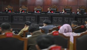 Ketua Mahkamah Konstitusi (MK) Suhartoyo (ketiga kanan) memimpin sidang pengucapan putusan di Gedung Mahkamah Konstitusi, Jakarta, Selasa (12/5/2026)