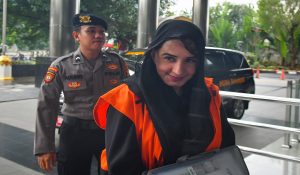Tersangka kasus dugaan korupsi pengadaan barang dan jasa di Pemkab Pekalongan, Fadia Arafiq (kiri) tiba untuk menjalani pemeriksaan di Gedung Merah Putih KPK, Jakarta, Senin (25/5/2026).