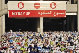Ribuan jamaah haji dari berbagai negara berjalan pulang setelah melempar Jumrah di Mina, Makkah, Arab Saudi,