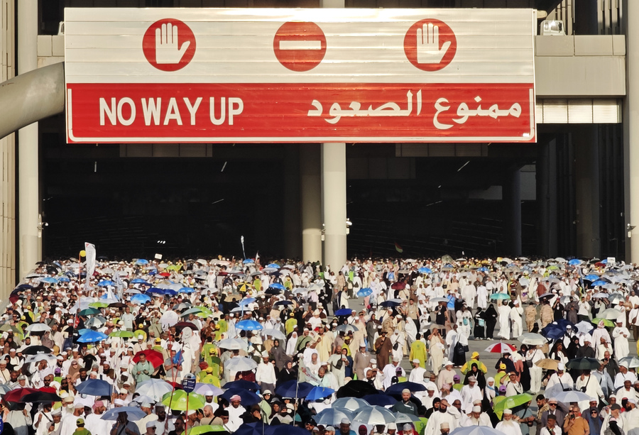 Ribuan jamaah haji dari berbagai negara berjalan pulang setelah melempar Jumrah di Mina, Makkah, Arab Saudi,