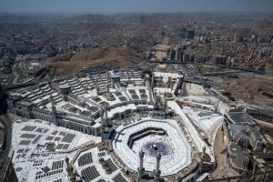 Jamaah calon haji dari berbagai negara melakukan Tawaf di Masjidil Haram, Makkah, Arab Saudi, Selasa (27/5/2025).