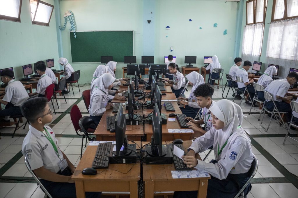 Sejumlah siswa bersiap untuk mengikuti Tes Kemampuan Akademik (TPA) di SMPN 1 Cimahi, Kota Cimahi, Jawa Barat, Senin (6/4/2026).