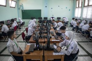 Sejumlah siswa bersiap untuk mengikuti Tes Kemampuan Akademik (TPA) di SMPN 1 Cimahi, Kota Cimahi, Jawa Barat, Senin (6/4/2026).
