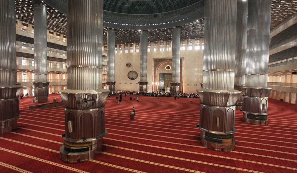 Umat Islam melaksanakan shalat Dzuhur di Masjid Istiqlal, Jakarta, Sabtu (9/7/2022).