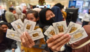 Pengunjung antre membeli logam mulia Antam di Jakarta, Jumat (27/3/2026).