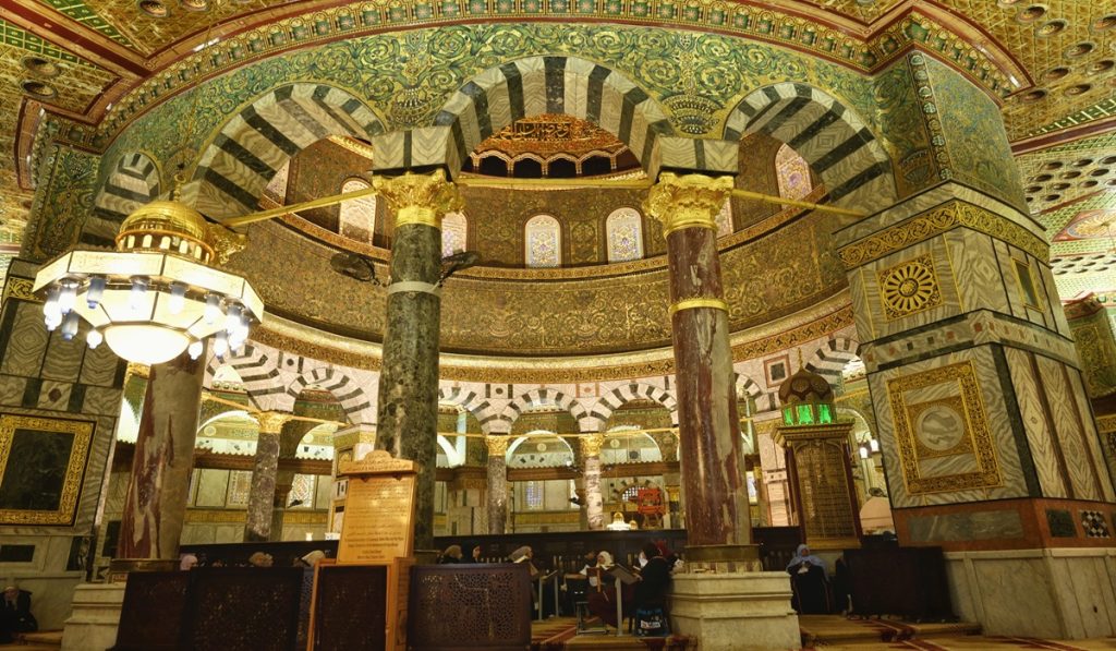 Umat Islam beribadah di dalam Masjid Dome of the Rock (kubah batu) di area Masjidil Aqsa, kawasan Kota Tua Yerusalem (Al-Quds), Jumat (13/2/2026).