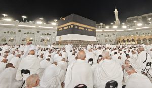 Jamaah calon haji dari berbagai negara bersiap menunaikan Shalat Isya dengan latar belakang Kakbah yang telah diselimuti kain ihram di Masjidil Haram, Makkah, Arab Saudi, Rabu (15/5/2025) malam.