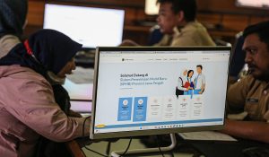 Petugas membantu orang tua murid dan calon peserta didik baru mendapatkan informasi Sistem Penerimaan Murid Baru (SPMB) di Posko Pelayanan SPMB Dinas Pendidikan dan Kebudayaan Prov Jateng, Semarang, Jawa Tengah, Senin (2/6/2025).