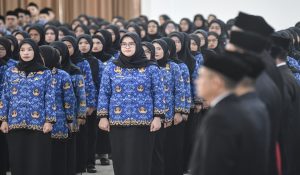 Pegawai Negeri Sipil mengikuti pelantikan dan pengambilan sumpah jabatan di Islamic Center Ciamis, Kabupaten Ciamis, Jawa Barat,