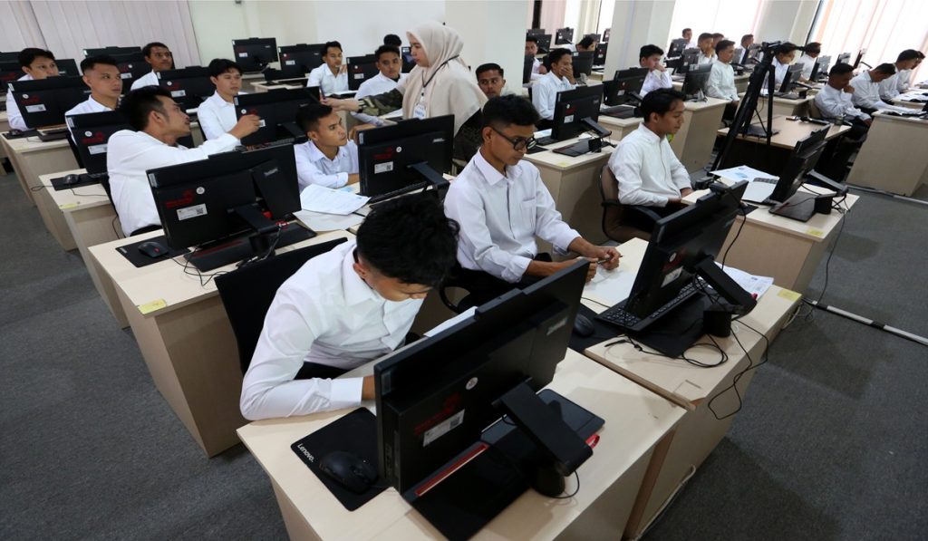 Peserta tes untuk pengurus  Koperasi Desa/Kelurahan Merah Putih (KDKMP) dan Kampung Nelayan Merah Putih (KNMP) mengikuti Seleksi Kompetensi Dasar (SKD) dengan Computer Assisted Test (CAT) di aula Kantor Regional XIII Badan Kepegawaian Negara (BKN) Banda Aceh, Aceh Besar, Aceh, Minggu (3/5/2026)