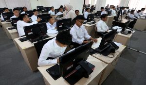 Peserta tes untuk pengurus  Koperasi Desa/Kelurahan Merah Putih (KDKMP) dan Kampung Nelayan Merah Putih (KNMP) mengikuti Seleksi Kompetensi Dasar (SKD) dengan Computer Assisted Test (CAT) di aula Kantor Regional XIII Badan Kepegawaian Negara (BKN) Banda Aceh, Aceh Besar, Aceh, Minggu (3/5/2026)