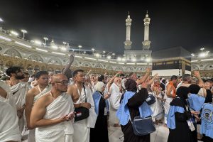 Wakil Menteri Haji dan Umrah Dahnil Anzar Simanjuntak (ketiga kiri) sekaligus Wakil Amirul Hajj melakukan tawaf saat umrah wajib di Masjidil Haram, Makkah, Arab Saudi, Selasa (19/5/2026).