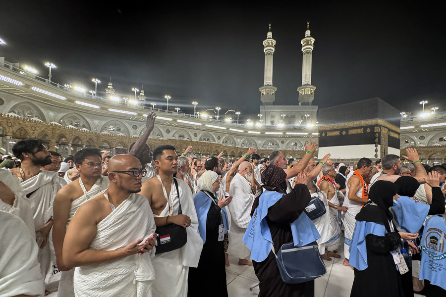 Wakil Menteri Haji dan Umrah Dahnil Anzar Simanjuntak (ketiga kiri) sekaligus Wakil Amirul Hajj melakukan tawaf saat umrah wajib di Masjidil Haram, Makkah, Arab Saudi, Selasa (19/5/2026).
