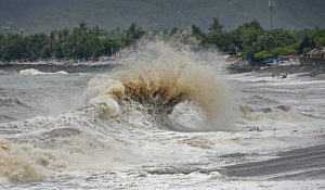 Gelombang tinggi terjadi di pantai Ampenan, Mataram, NTB, Kamis (22/1/2026).