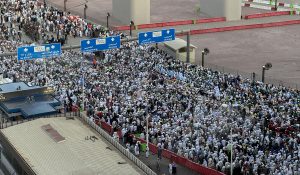 Ribuan jamaah haji dari berbagai negara berjalan pulang seusai melempar jumrah di Mina, Makkah, Arab Saudi, Rabu (28/5/2026) waktu setempat.