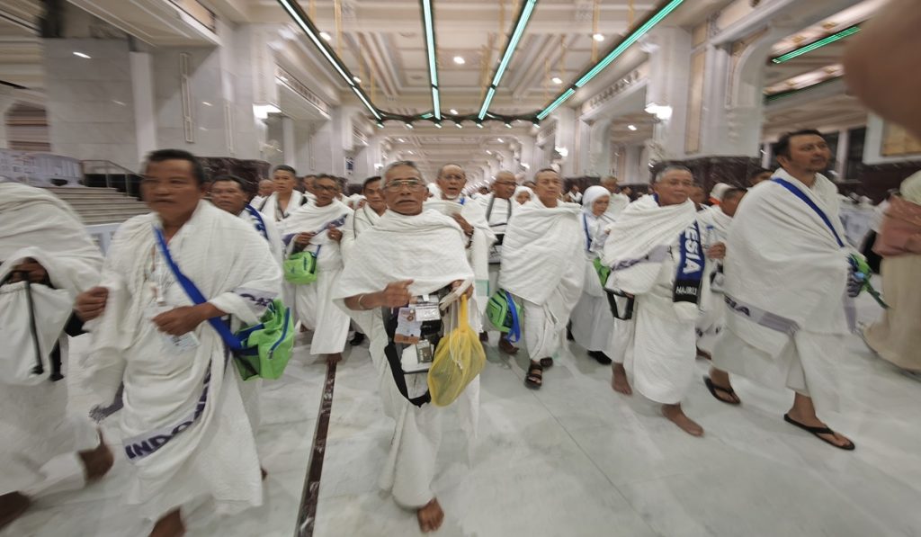 Jamaah calon haji Indonesia berdoa saat melakukan Sai sebagai rangkaian umrah wajib di Masjidil Haram, Makkah, Arab Saudi,