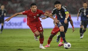 Pesepak bola Timnas Indonesia Rizky Ridho Ramadhani (kiri) berebut bola dengan pesepak bola Timnas Jepang Wataru Endo (kanan) pada pertandingan Grup C putaran ketiga Kualifikasi Piala Dunia 2026 Zona Asia di Stadion Utama Gelora Bung Karno, Senayan, Jakart