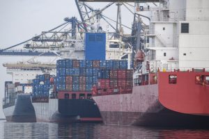 Sejumlah kapal pengangkut melakukan aktivitas bongkar muat peti kemas di Pelabuhan JICT, Tanjung Priok, Jakarta, Rabu (11/3/2026).