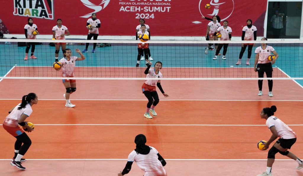 Sejumlah atlet voli putri Indonesia berlatih teknik saat mengikuti Pemusatan Latihan Nasional (Pelatnas) di Sports Center Sumatera Utara, Kabupaten Deli Serdang, Senin (17/11/2025).