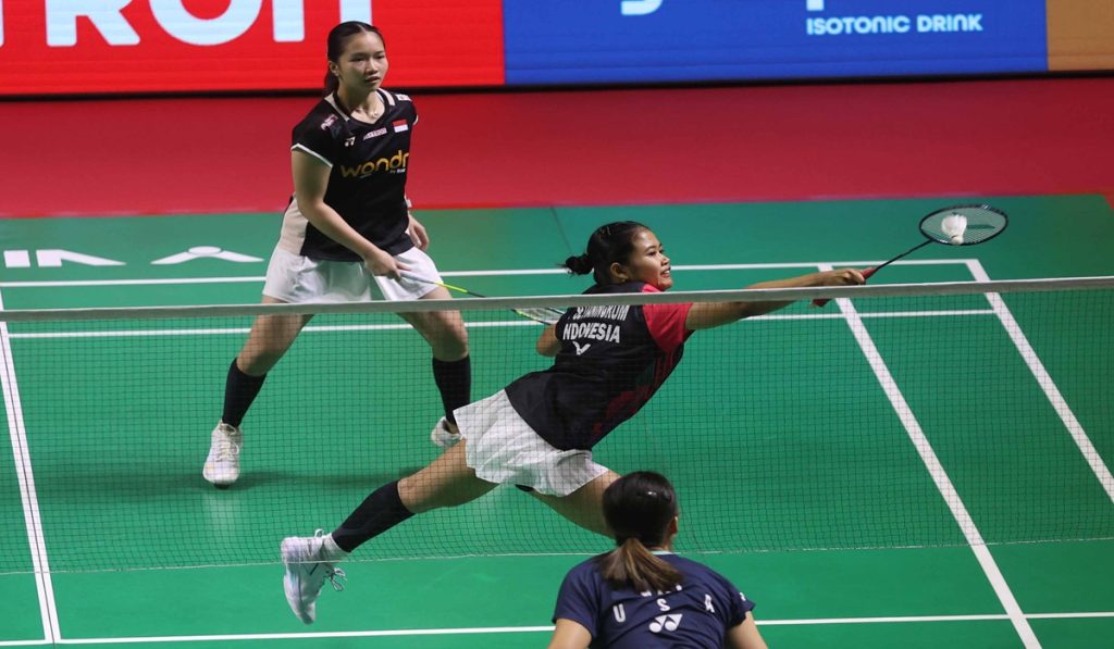 Pebulutangkis ganda putri Indonesia, Rachel Allessya Rose/Febi Setianingrum berusaha mengembalikan kok ke arah ganda putri Amerika Serikat FrancescaCorbett/Jennie Gai pada babak 16 besar Polytron Indonesia Open 2026, di Istora Senayan, Jakarta, Kamis (02/06/2026). Pasangan Rachel/Febi  melangkah ke babak perempat final setelah menang dengan skor 21-18, 17-21, 21-13. MI/RAMDANI