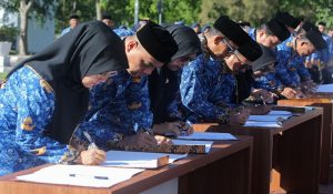Sejumlah Aparatur Sipil Negara (ASN) menandatangani pakta integrias saat Apel  Ikrar Netralitas ASN pemerintah Aceh pada pilkada 2024 di Banda Aceh, Aceh, Kamis (26/0/2024).