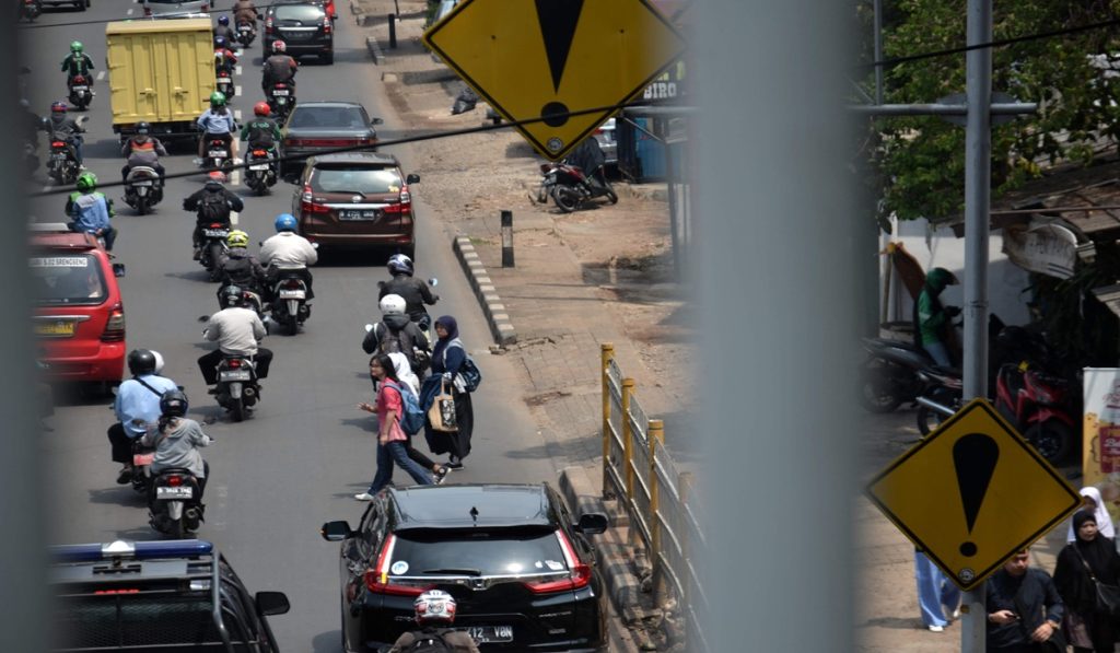 PEJALAN KAKI ABAIKAN JPO STASIUN LENTENG AGUNG