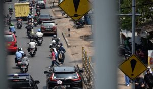 PEJALAN KAKI ABAIKAN JPO STASIUN LENTENG AGUNG