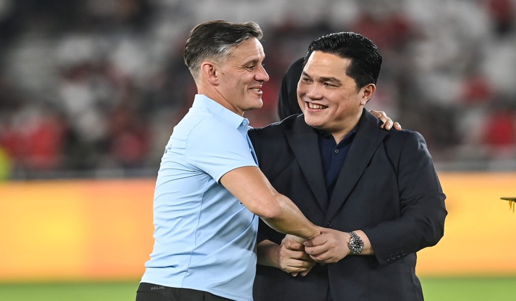 Ketua PSSI Erick Thohir (kanan) berbincang dengan pelati Timnas Indonesia John Herdman (kiri) usai melawan Timnas Bulgaria pada pertandingan final FIFA Series 2026 di Stadion Utama Gelora Bung Karno (SUGBK), Senayan, Jakarta, Senin (30/3/2026).