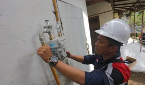 Petugas memeriksa meteran jaringan gas rumah tangga di desa Sukaurip, Indramayu, Jawa Barat, Rabu (19/10/2022).