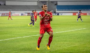 Pesepak bola Persija Jakarta Riko Simanjuntak melakukan selebrasi usai mencetak gol ke gawang Persik Kediri dalam pertandingan lanjutan BRI Liga 1 di Stadion Jatidiri, Semarang, Jawa Tengah, Sabtu (10/12/2022).
