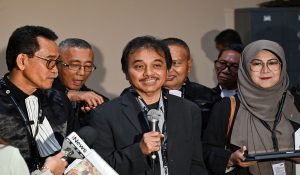 Roy Suryo Notodiprojo (tengah) bersama Tifauzia Tyassuma (kanan) memberikan keterangan kepada wartawan usai sidang uji materi pasal dalam Kitab Undang-Undang Hukum Pidana (KUHP) dan Undang-Undang Informasi dan Transaksi Elektronik (ITE),di Gedung Mahkamah Konstitusi, Jakarta, Senin (23/2/2026).