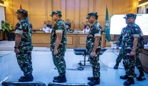 Terdakwa kasus penyiraman air keras kepada aktivis KontraS Andrie Yunus, Lettu Sami Lakka (kiri), Kapten Nandala Dwi Prasetya (kedua kiri), Lettu Budhi Hariyanto Widhi Cahyono (kedua kanan) dan Serda Edi Sudarko (kanan) bersiap menjalani sidang pembacaan p