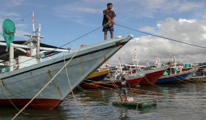 Nelayan menarik tali saat kapal bersandar di Pangkalan Pendaratan Ikan (PPI) Oeba, Kupang, Nusa Tenggara Timur,