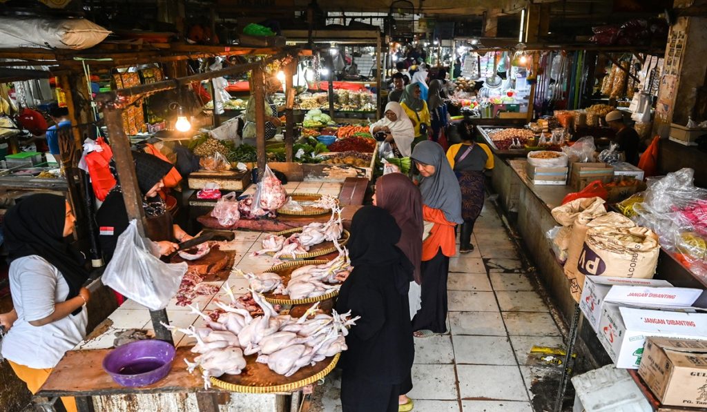 Suasana warga berbelanja di Pasar Klender, Jakarta, Jumat (28/2/2025).