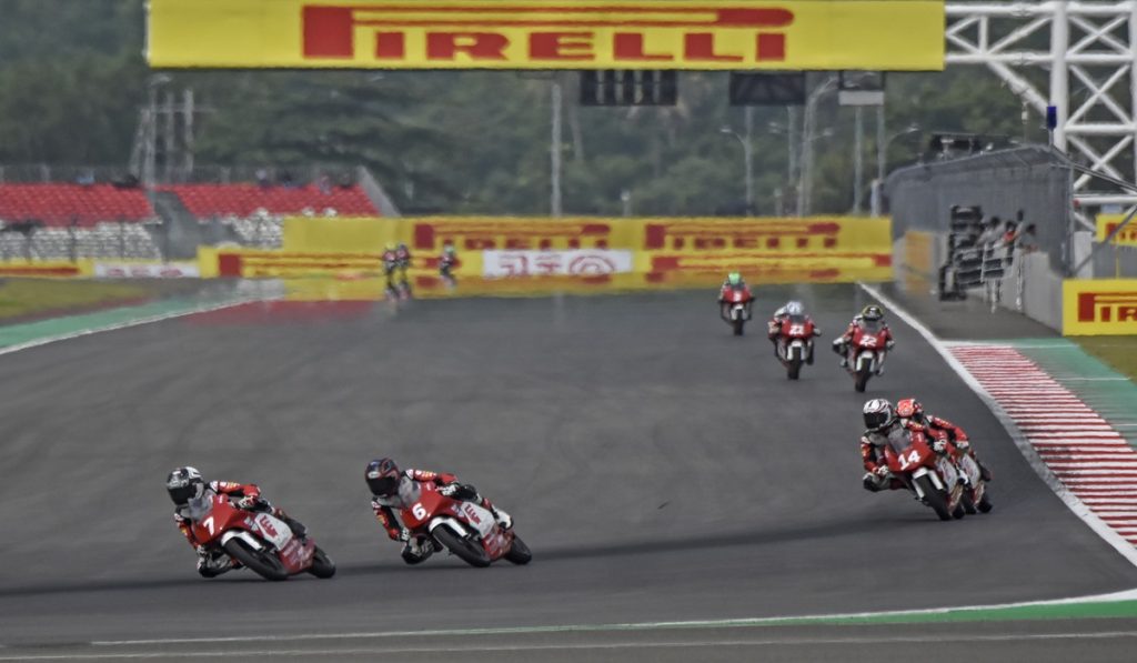 Pembalap Indonesia Veda Ega Pratama (kiri) memacu kecepatan saat Race 1 Idemitsu Asian Talent Cup (IATC) di Pertamina Mandalika International Street Circuit di KEK Mandalika, Desa Kuta, Kecamatan Pujut, Praya, Lombok Tengah, NTB, Sabtu (12/11/2022).