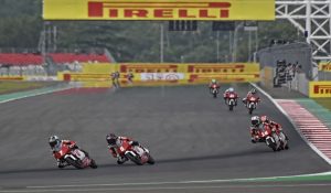 Pembalap Indonesia Veda Ega Pratama (kiri) memacu kecepatan saat Race 1 Idemitsu Asian Talent Cup (IATC) di Pertamina Mandalika International Street Circuit di KEK Mandalika, Desa Kuta, Kecamatan Pujut, Praya, Lombok Tengah, NTB, Sabtu (12/11/2022).